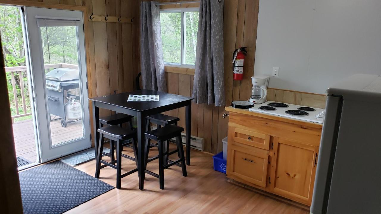 Parkway Cottage Resort And Trading Post Dwight Bagian luar foto