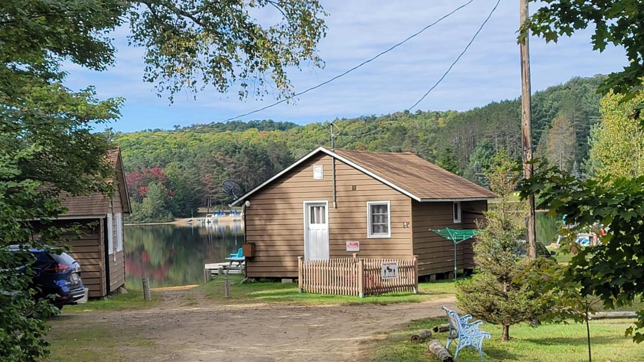 Parkway Cottage Resort And Trading Post Dwight Bagian luar foto